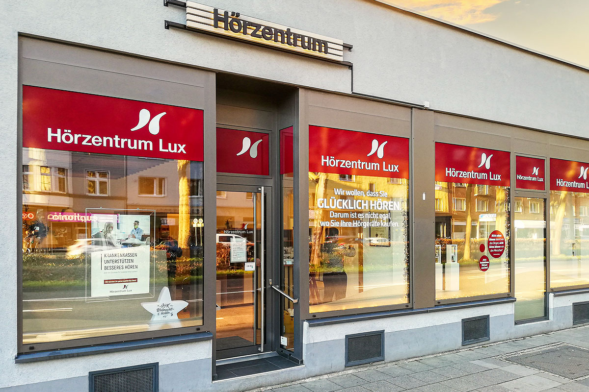 Im Hörzentrum Lux in Köln wurde die Schaufensterfront beklebt.